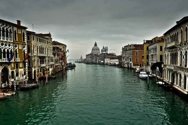 Canal com barcos em Veneza — Fotografia de Stock