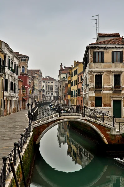 Hermosa vista del canal en Venecia — Foto de Stock