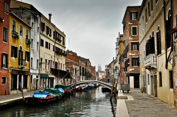 Canal avec bateaux à Venise — Photo