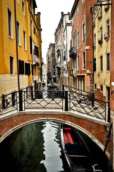 Canal avec bateau à Venise — Photo