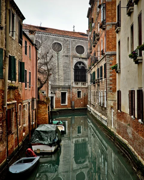 Canal avec bateaux à Venise — Photo