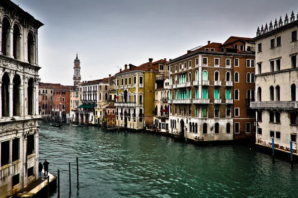 Canal con barcos en Venecia — Foto de Stock