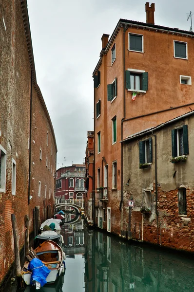 Canal avec bateaux à Venise — Photo