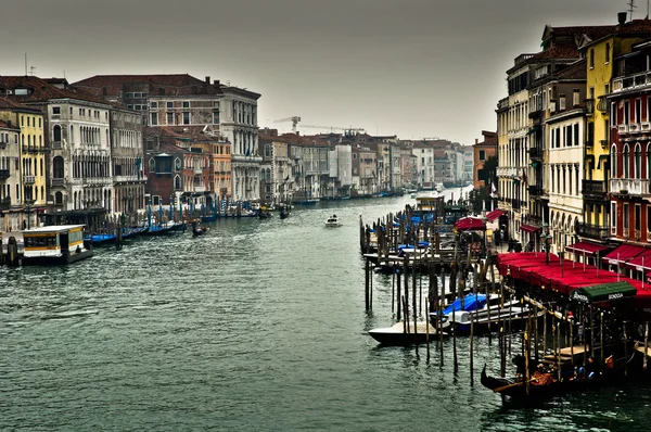 Canal com barcos em Veneza — Fotografia de Stock