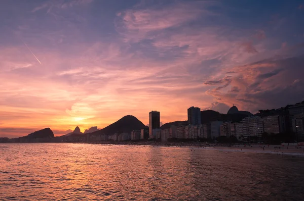 Pintoresca puesta de sol en la playa de Copacabana — Foto de Stock