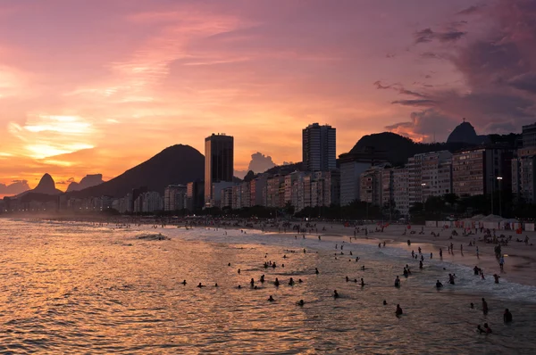 Pintoresca puesta de sol en la playa de Copacabana — Foto de Stock