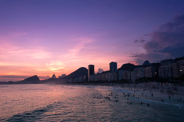 Pintoresca puesta de sol en la playa de Copacabana — Foto de Stock