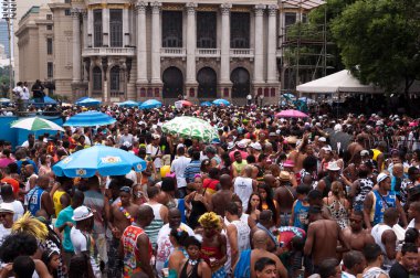 Revellers Rio karnaval üzerinde binlerce