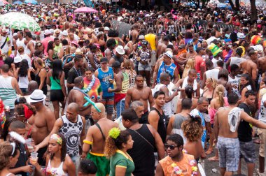 Revellers Rio karnaval üzerinde binlerce