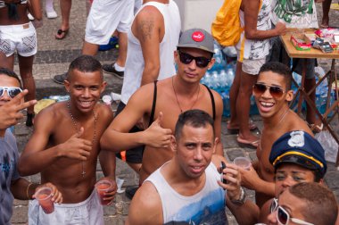 Revellers Rio karnaval üzerinde binlerce