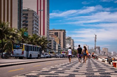 İnsanlar Avenida Vieira Souto Ipanema içinde kaldırımda yürümek