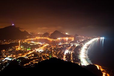 Gece Rio de Janeiro havadan görünümü