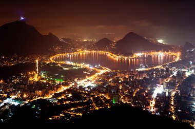 Gece Rio de Janeiro havadan görünümü