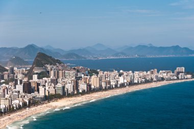 Ipanema ve Leblon Plajı ve Vidigal Favela, Rio de Janeiro, Brezilya havadan görünümü