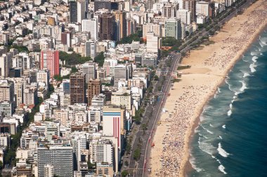 Ipanema ve Leblon Plajı ve Vidigal Favela, Rio de Janeiro, Brezilya havadan görünümü