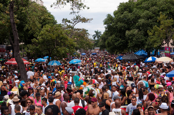Тысячи отдыхающих на карнавале в Рио
