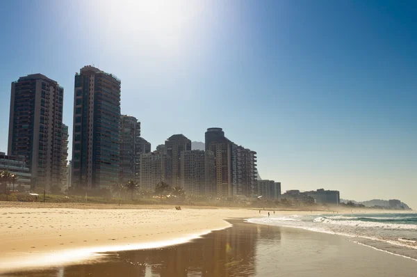 Edifícios de apartamentos de luxo na praia — Fotografia de Stock