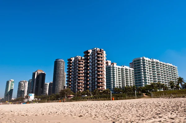 Luxe appartementsgebouwen in strand — Stockfoto