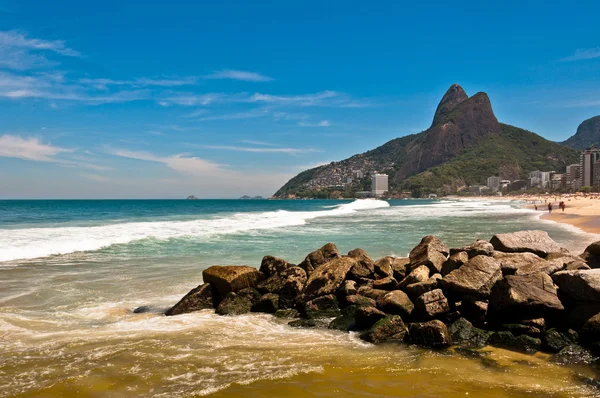 Día soleado de verano en la playa de Ipanema — Foto de Stock