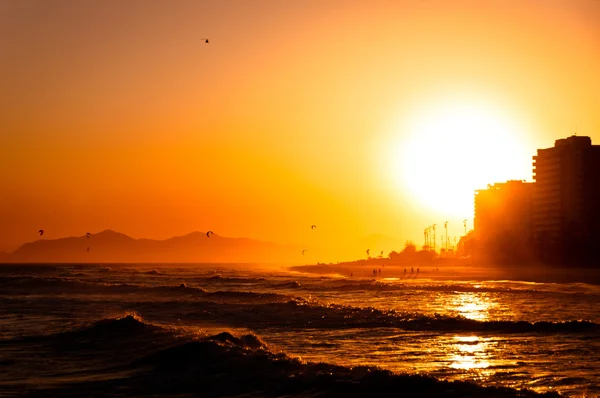 在地平线上与山海滩日落 — 图库照片