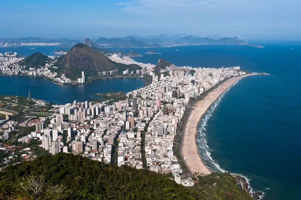 Vista aérea de Ipanema y Leblon Beach y Vidigal Favela, Río de Janeiro, Brasil — Foto de Stock