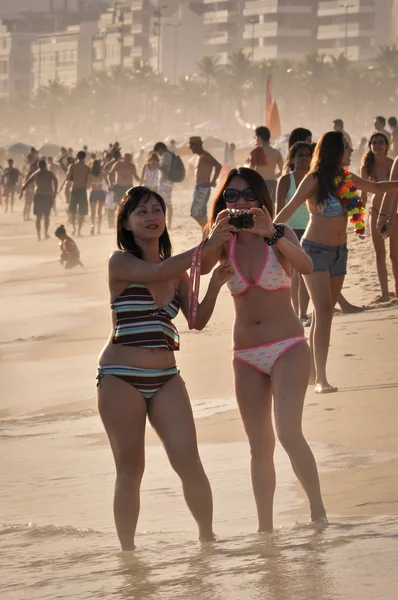 Les femmes apprécient le carnaval à Ipanema plage — Photo