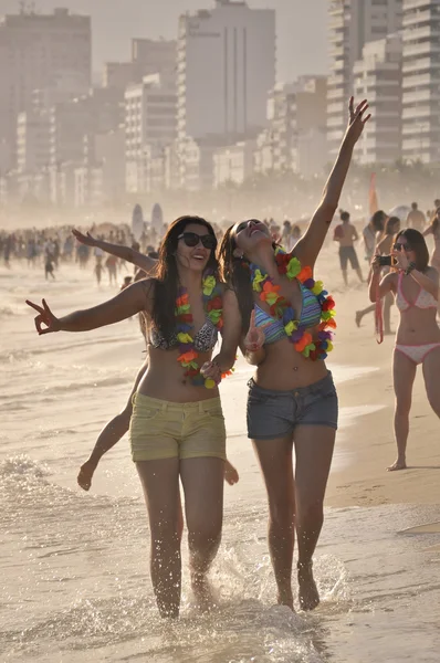 Women enjoy Carnival in Ipanema beach — Stok fotoğraf