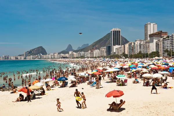 La gente disfruta en la playa de Copacabana — Foto de Stock