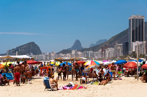 Folk trives på Copacabana Beach – stockfoto