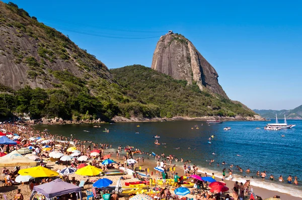 Touristen entspannen sich am Strand von Praia Vermelha — Stockfoto