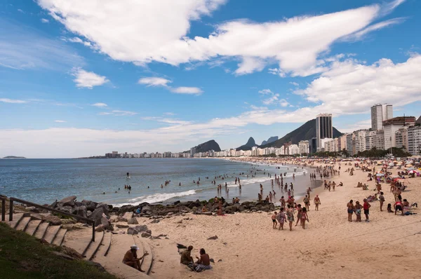 Les gens apprécient sur la plage de Copacabana — Photo