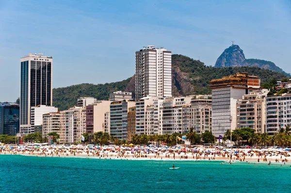 As pessoas gostam na praia de Copacabana — Fotografia de Stock