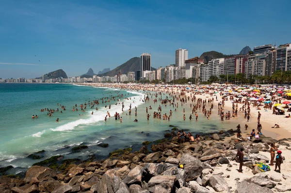 Copacabana Plajı'insanlar zevk almak — Stok fotoğraf