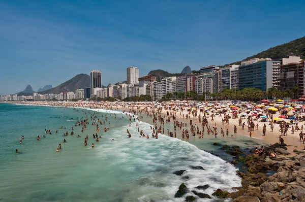 Copacabana Plajı'insanlar zevk almak — Stok fotoğraf