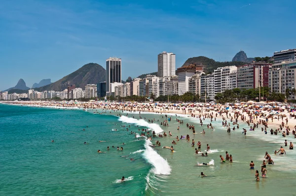 La gente disfruta en la playa de Copacabana — Foto de Stock