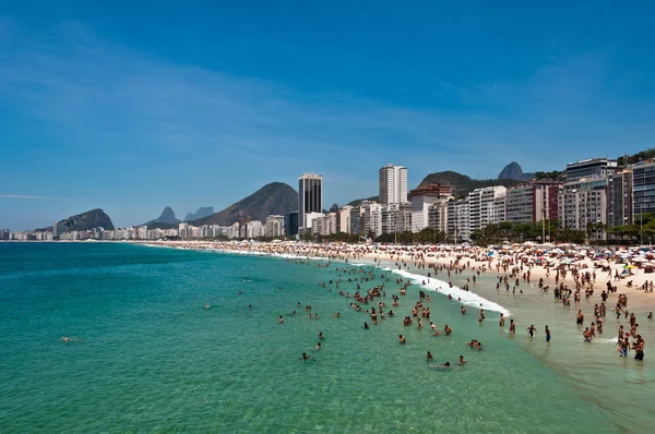 La gente disfruta en la playa de Copacabana — Foto de Stock