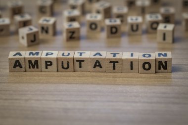 Ahşap küpleri içinde yazılı amputasyon