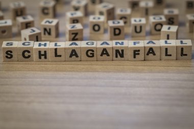 Ahşap küpleri içinde yazılı Schlaganfall