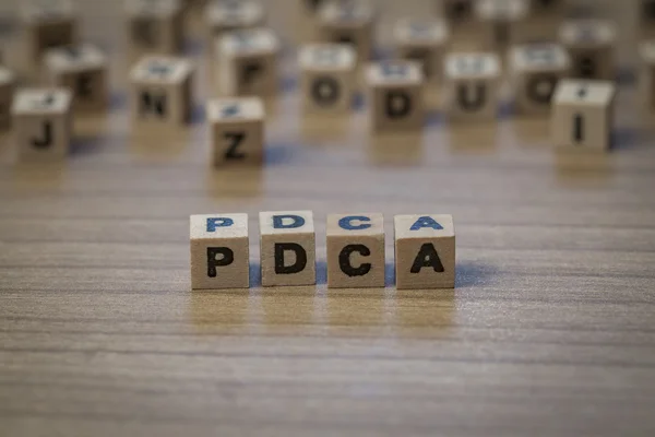 Pdca 写在木制的多维数据集 — 图库照片