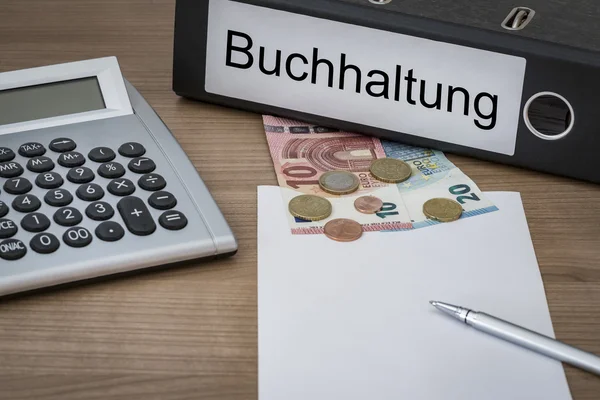 Buchhaltung skrivit på ett Binder-dokument — Stockfoto