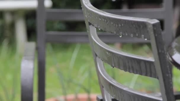 Silla de jardín bajo la lluvia — Vídeos de Stock