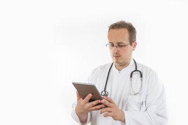 Tablet vasıl arayan genç bir doktor
