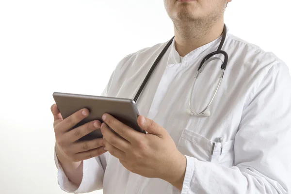 Tablet vasıl arayan genç bir doktor — Stok fotoğraf