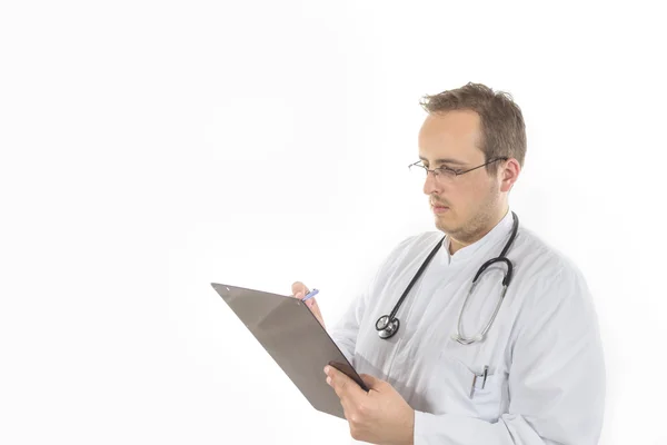 Joven médico con portapapeles — Foto de Stock