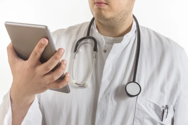 Junge Ärztin schaut auf Tablet — Stockfoto