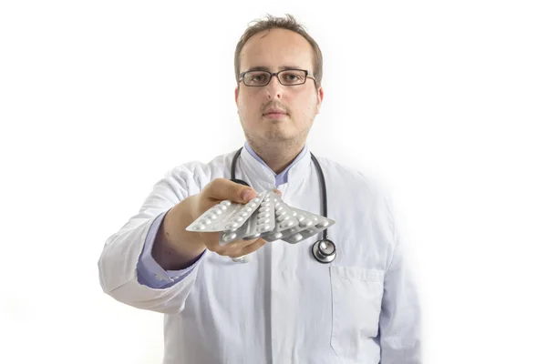 Jonge dokter uitdelen van pillen — Stockfoto