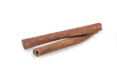 İki tarçın sopa üzerine beyaz