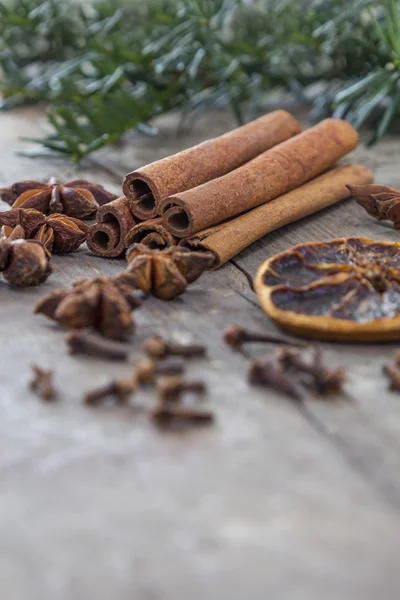 Palitos de canela y una estrella —  Fotos de Stock