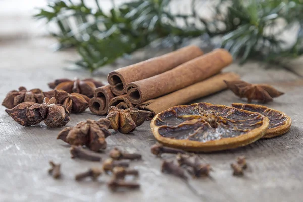 Bastoncini di cannella e stella un — Foto Stock