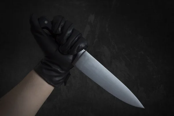 Hand in Lederhandschuhen mit Messer — Stockfoto